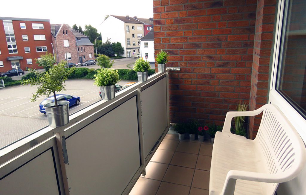 Balkon mit Relaxbank | Classic Boarding Apartment myBoardinghouse Aachen Alsdorf