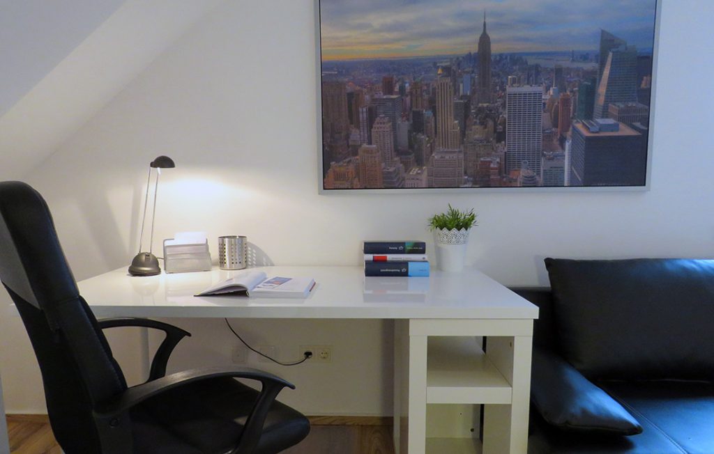 Schreibtisch mit Lampe | Deluxe Boarding Apartment myBoardinghouse Aachen Alsdorf