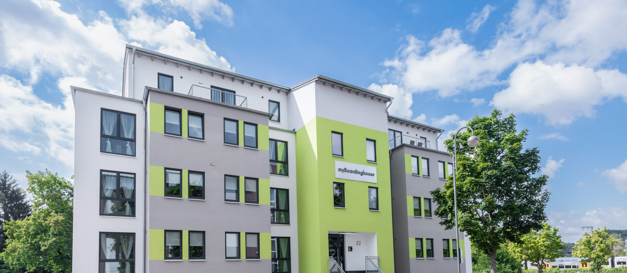 Dekoration im großzügigen Wohnbereich | Superior Boarding Apartment myBoardinghouse Halle Saale Peißen